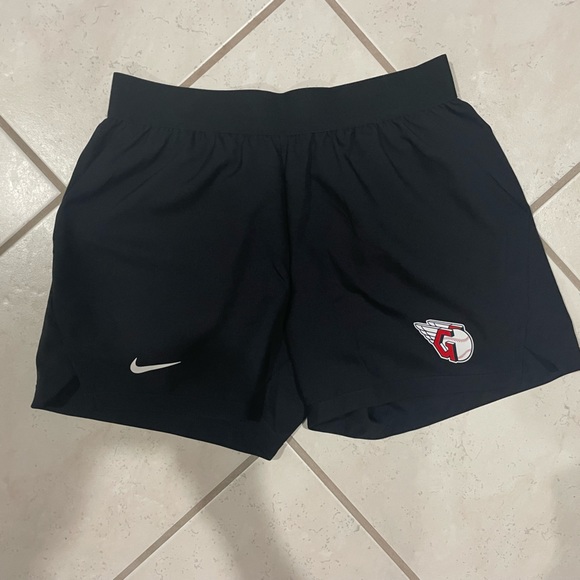 Women’s Nike Cleveland Guardians shorts - Picture 7 of 7